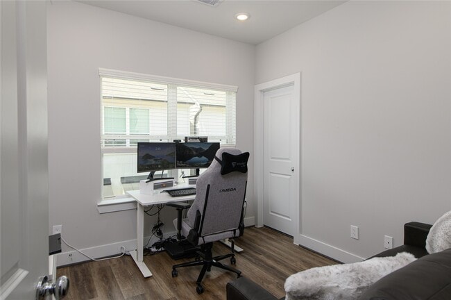 Building Photo - 1274 N Post Oak Rd