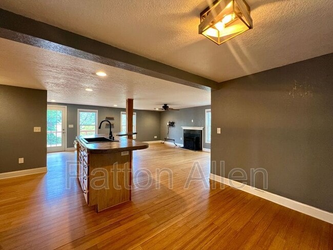 Building Photo - 15 Lela Ln