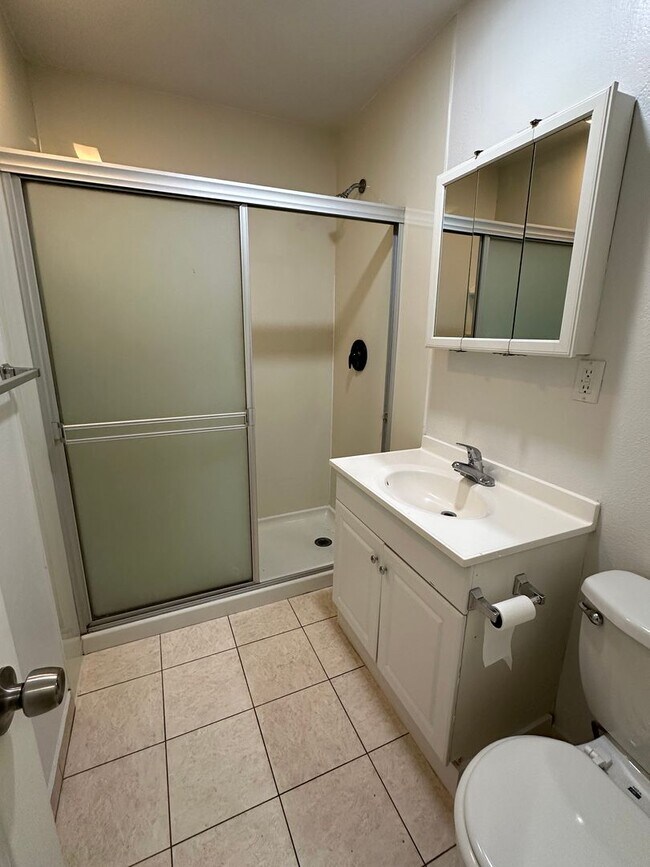 Building Photo - 2 Bedroom / 1 Bath Apartment for Rent