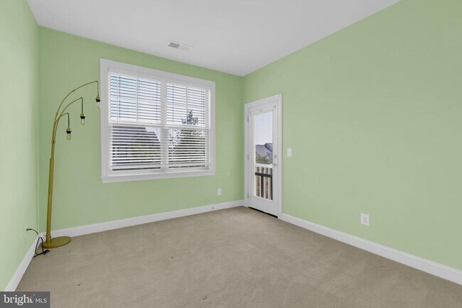 Building Photo - 42706 Chisholm Dr