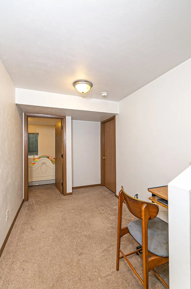 Building Photo - 1139 W Hawes Ave