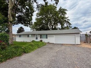 Building Photo - One Level Living w/ Private Oversized Backyard