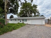 Building Photo - One Level Living w/ Private Oversized Backyard