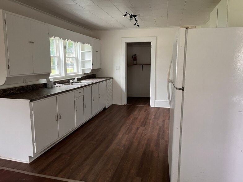 Kitchen - 1095 W Main St