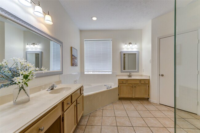 Building Photo - 1215 Whisper Trace Ct