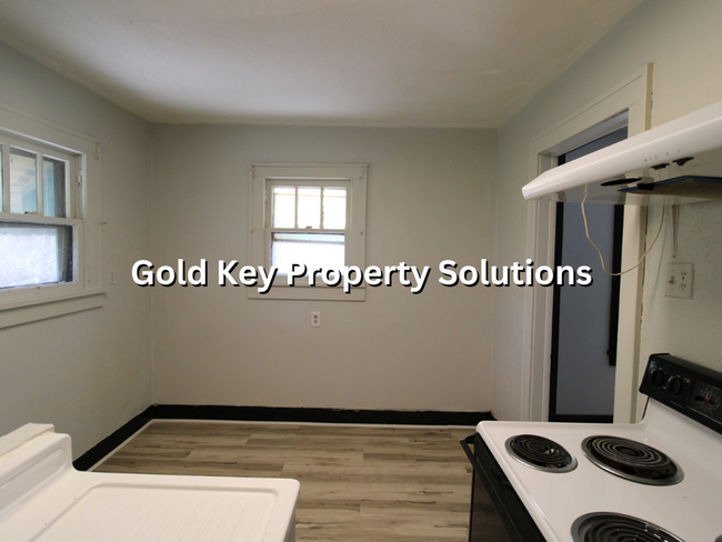 Building Photo - Spacious 2 BR 1 BA House with Central Air ...