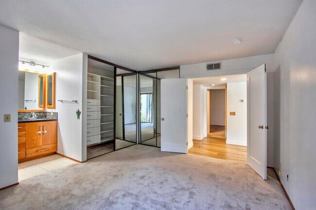 Building Photo - 534 Via De La Valle