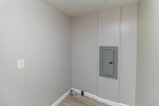 Building Photo - ADORABLE 2 BR | 2 BA in Pikeville * Weekly...