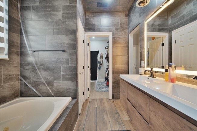 Building Photo - 1057 Island Pointe Dr