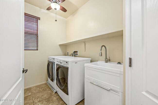 Building Photo - 4261 N Golden Ridge Ln