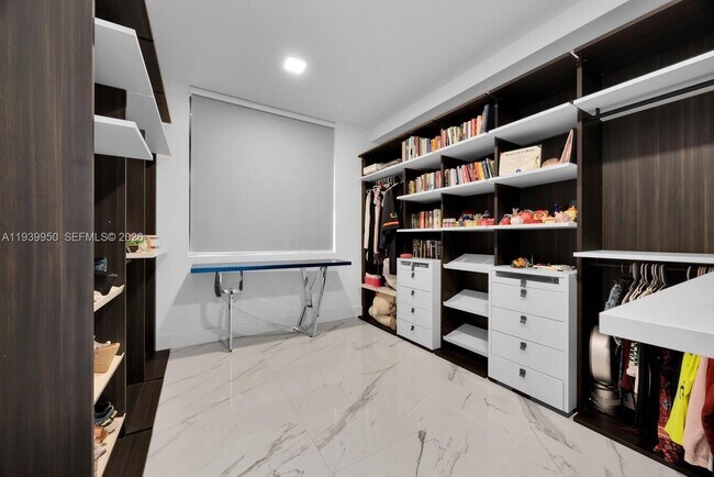 Building Photo - 301 Altara Ave