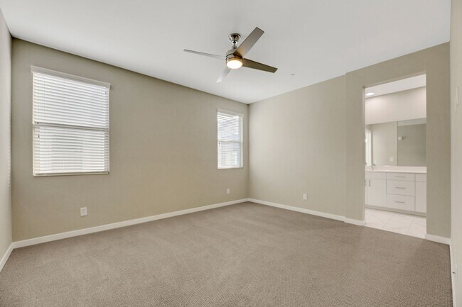 Building Photo - Gorgeous highly upgraded townhouse!
