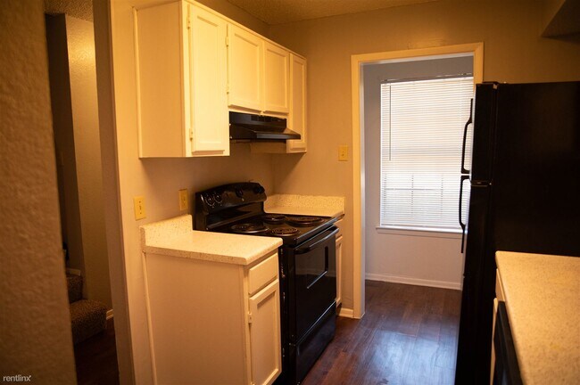 Building Photo - 2 br, 1 bath Townhome - 5803 Shadydell Dr