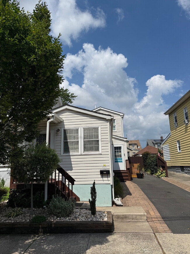 Primary Photo - "Charming 2-Bed Retreat with Modern Comfor...
