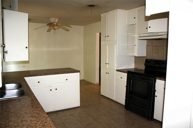 Building Photo - 423 Waller Dr