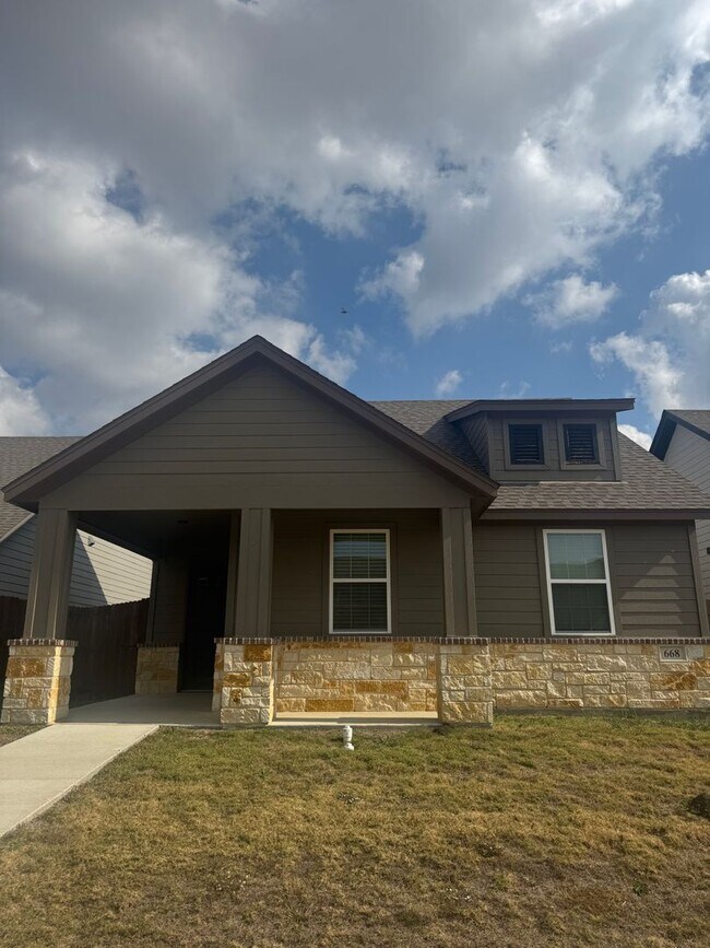 Building Photo - Enclosed Fenced Yard - 3/2/2 - Commuter Friendly