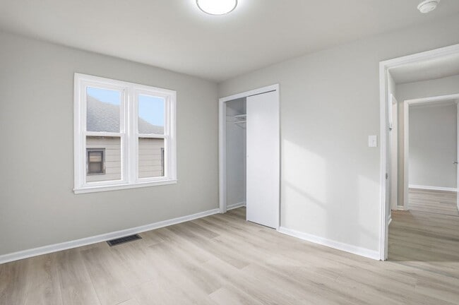 Building Photo - Updated 2 Bed, 1 Bath Home with Modern Finishes & Off-Street Parking