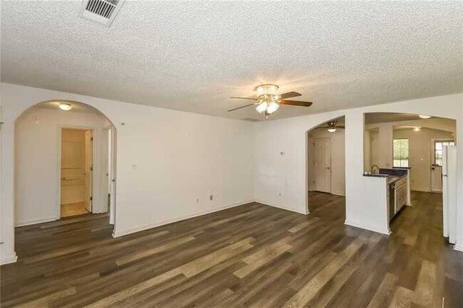 Building Photo - Fantastic 3bd/2ba home! Coming soon!