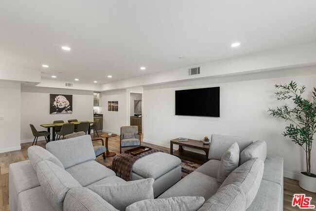 Building Photo - 4806 Sylmar Ave