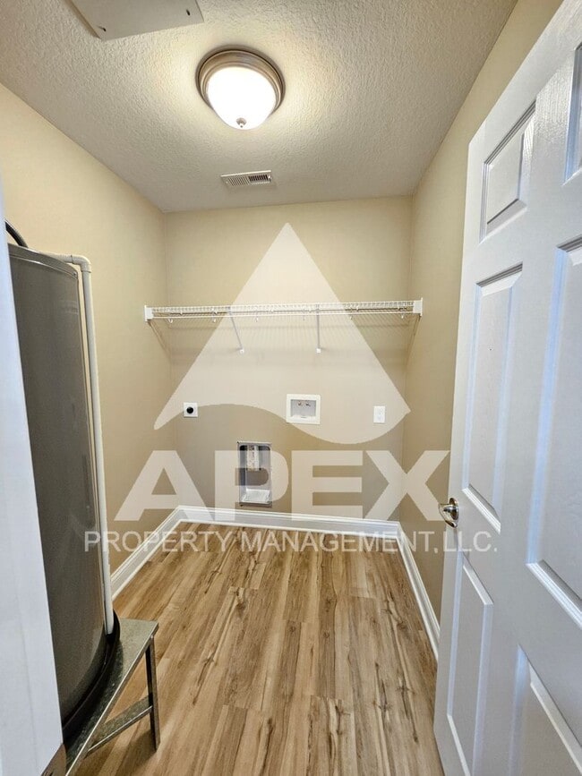 Building Photo - AVALON TOWNHOMES – LIKE NEW - 2 Bd/2.5 Ba Townhome off Topside Road with convenient access to Mar...