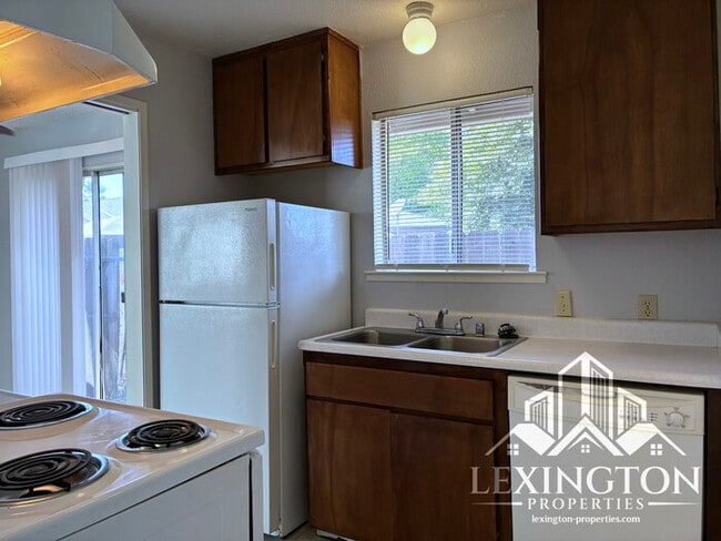 Building Photo - Charming 2BD/1.5BA Sacramento Home, near J...