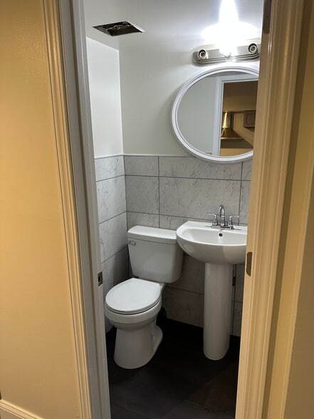 Half Bath - 818 S Jefferson St