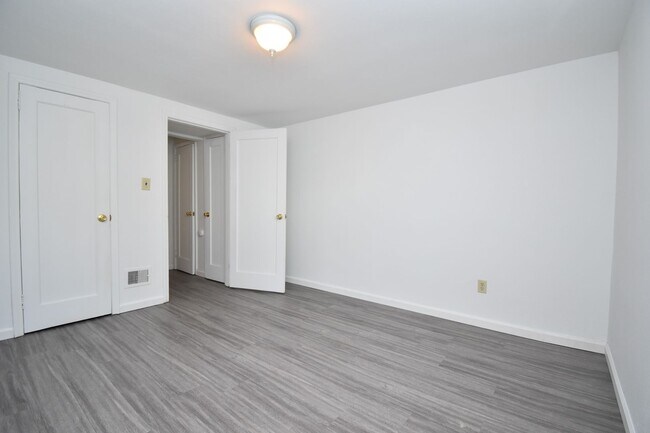 Building Photo - Great location, two blocks south of downto...