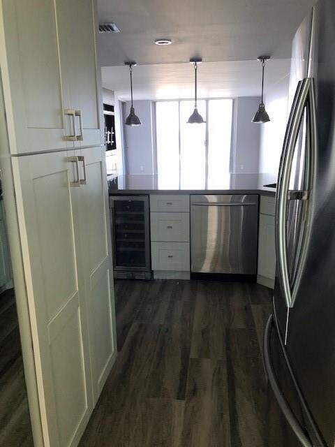 Building Photo - 1609 N Riverside Dr