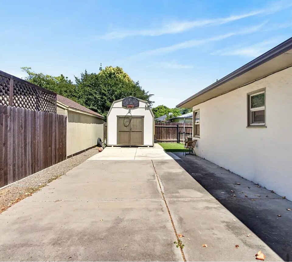 Building Photo - 2865 59th St