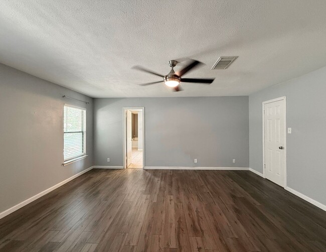 Building Photo - Beautiful 3/2 Available for Immediate Move In!