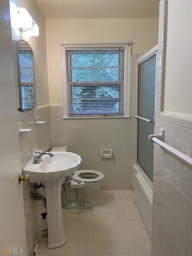 Building Photo - 2022 Woodbine Terrace NE