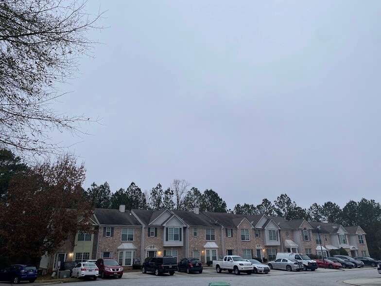 Building Photo - 2858 Parkway Close