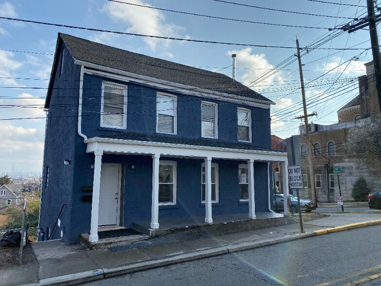 Building Photo - 301 Lilac Ln