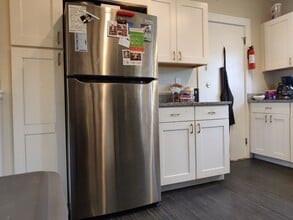 Building Photo - No brokers fee, Large Recently Renovated Unit, Free Laundry, Parking Included, Stainless Steel Ap...