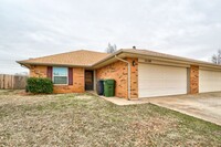 Building Photo - Cozy 2-Bedroom Duplex with Garage & Fenced...