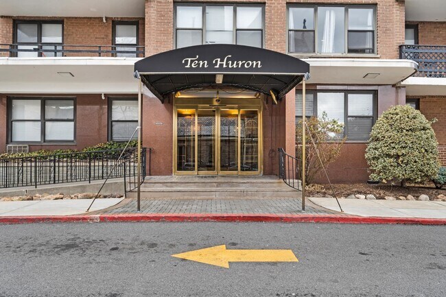 Primary Photo - 10 Huron Ave