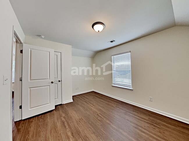 Building Photo - 318 Camp dr