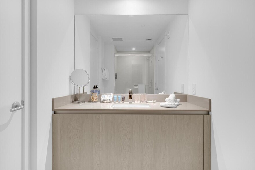 Building Photo - 4011 S Ocean Dr