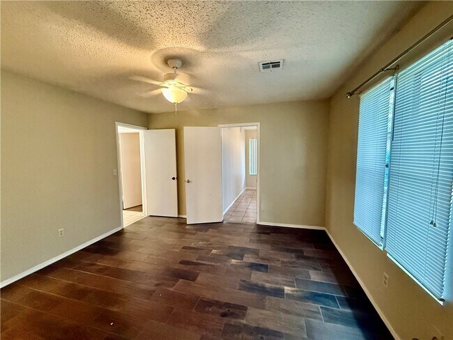 Building Photo - 930 N Century Dr