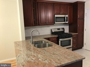 Building Photo - 12 Manor Dr