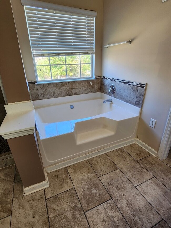 Building Photo - BEAUTIFUL 5 BEDROOM 3 BATHROOM HOUSE FOR RENT