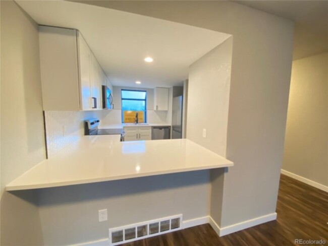 Building Photo - Charming 2-Bedroom Townhome in the America...