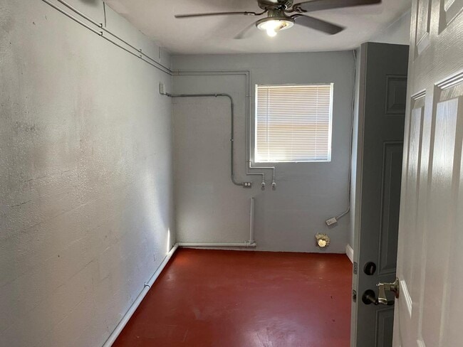 Building Photo - 2613 Drake Dr