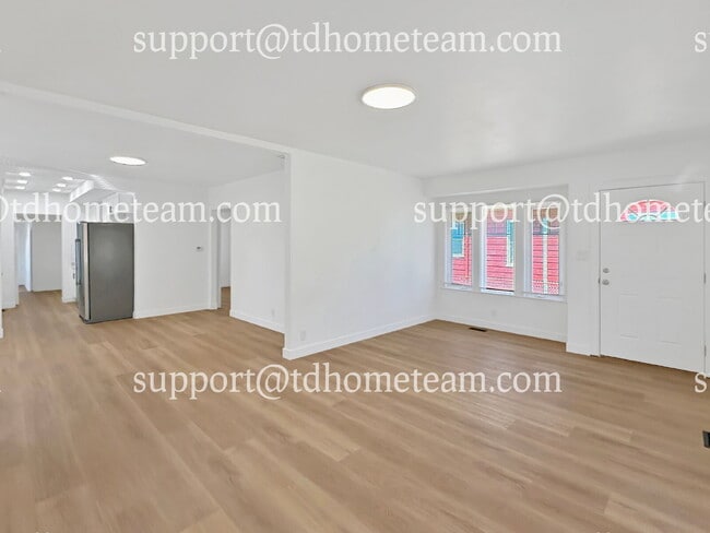 Building Photo - "Charming 3-Bed Home with 2 Baths in the H...