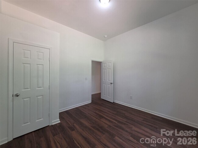 Building Photo - 595 Foxwood Dr SE