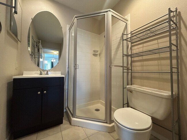 Building Photo - well-kept condo features 2 spacious bedroo...