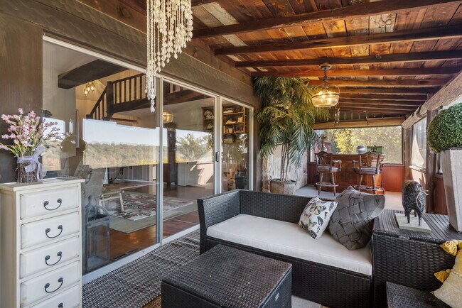 Building Photo - 196 Lakeside Way