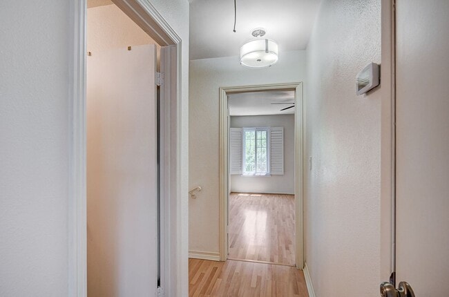 Building Photo - Beautiful 2 Bedroom Townhome in Guard-Gated Community – Prime Location!