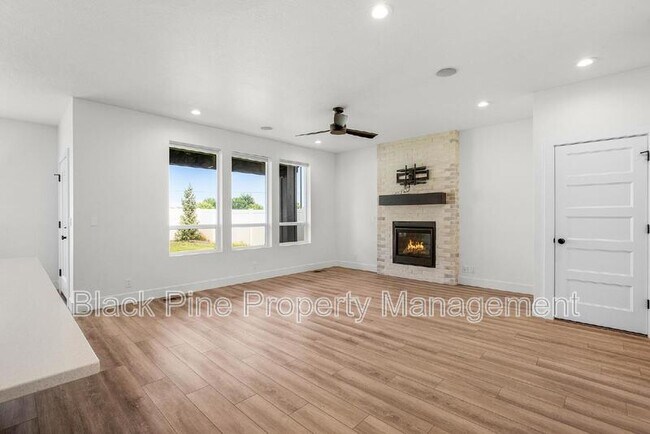 Building Photo - 2167 Klemmer Ave N