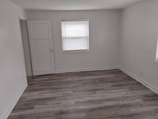 Building Photo - 238 E Beechwood Ave